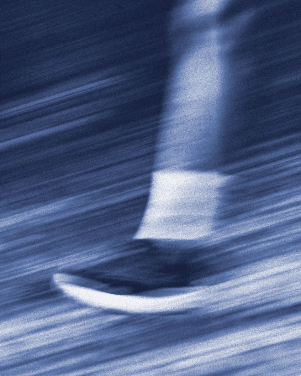 Pied d'une coureuse en pleine foulée, flou de mouvement